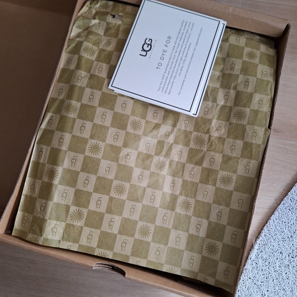 Womens Size 6 UGG Mini Bailey Bow Snow Boots Suede Red new in box - Picture 6 of 8